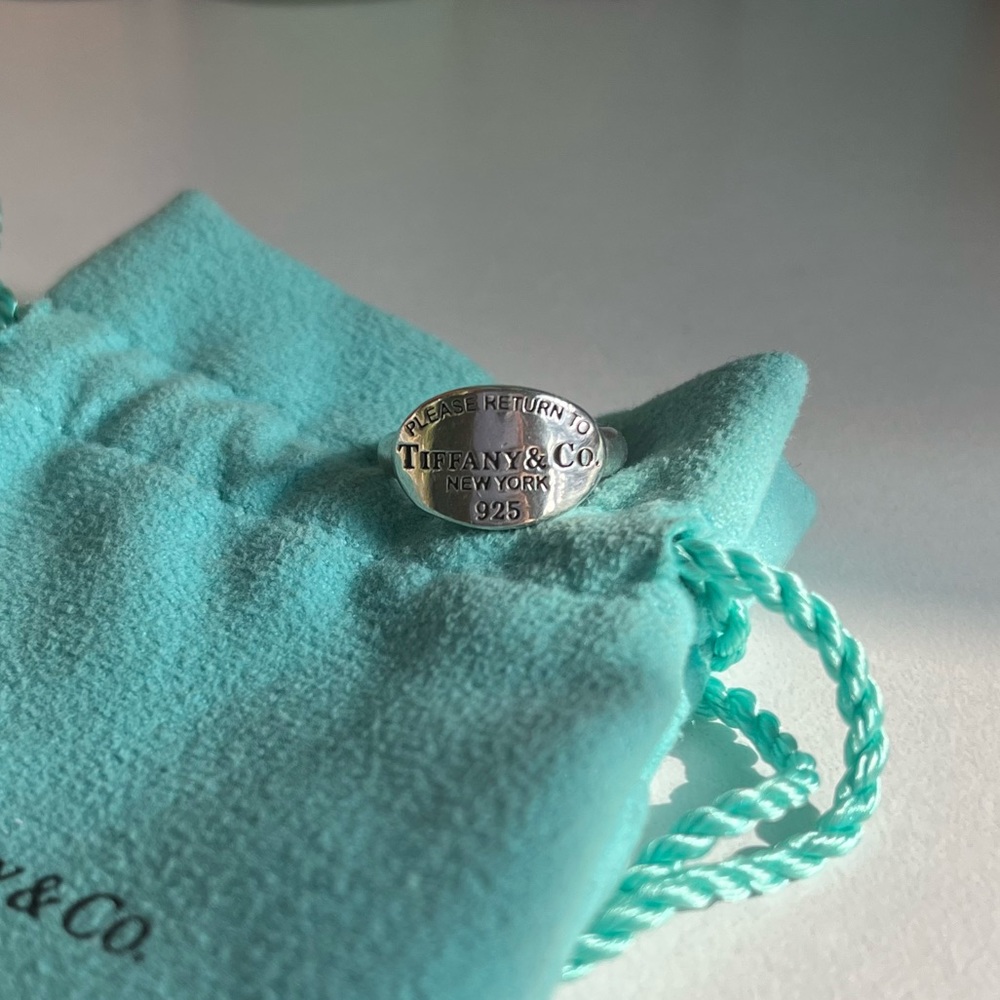 Tiffany & Co. Oval Signet Ring | Size 4 💙